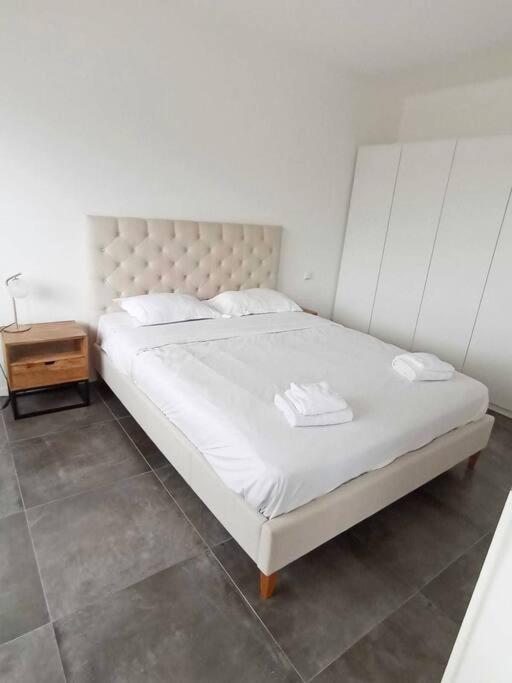 Charming 1 Bedroom Flat W Terrace&parking-67b Apartment *